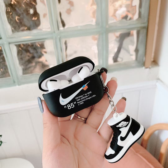 Fashionable AirPods Case with 3D Sneaker Keychain Detail